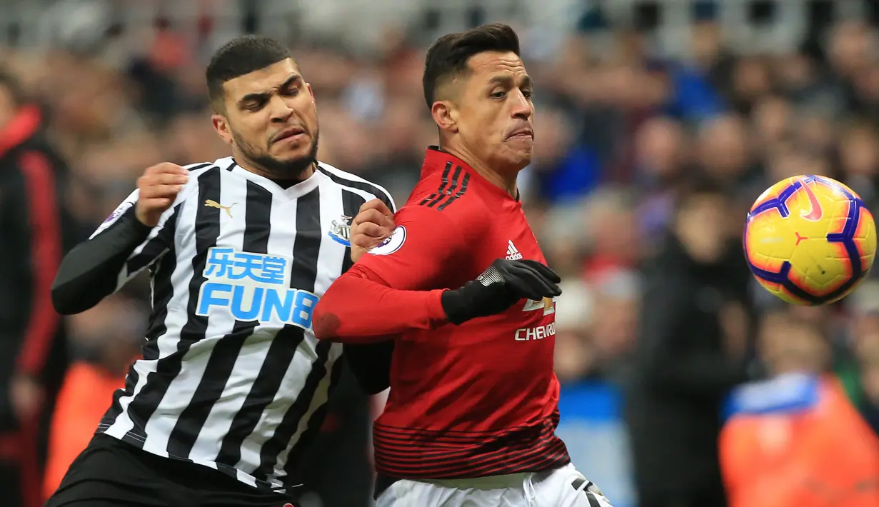 Striker Manchester United, Alexis Sanchez berusaha mengejar bola dari kawalan bek Newcastle United, DeAndre Yedlin selama pertandingan lanjutan Liga Inggris di St James 'Park (2/1). MU menang 2-0 atas Newcastle. (AFP Photo/Lindsey Parnaby)