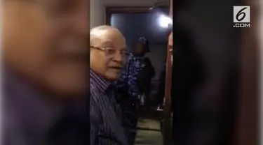 Polisi menangkap mantan presiden Maladewa, Maumoon Abdul Gayoom di kediamannya, kerena diduga memihak pada oposisi.