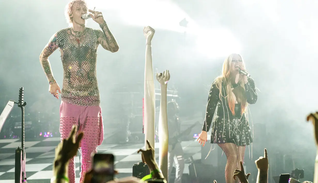 Disebutkan ada 50 ribu penonton yang menghadiri pertunjukan Machine Gun Kelly. Ia membawa sejumlah nama kondang lain dalam konser ini. Termasuk Avril Lavigne yang membawakan lagu kolaborasi mereka, “Bois Lie." (Amy Harris/Invision/AP)