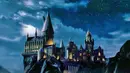 J.K Rowling sendiri pernah menuliskan bahwa Hogwarts selalu dilindungi oleh mantra anti-Apparate. Lalu apa yang membuat tiga orang tersebut bisa melakukannya? (Nerdist)