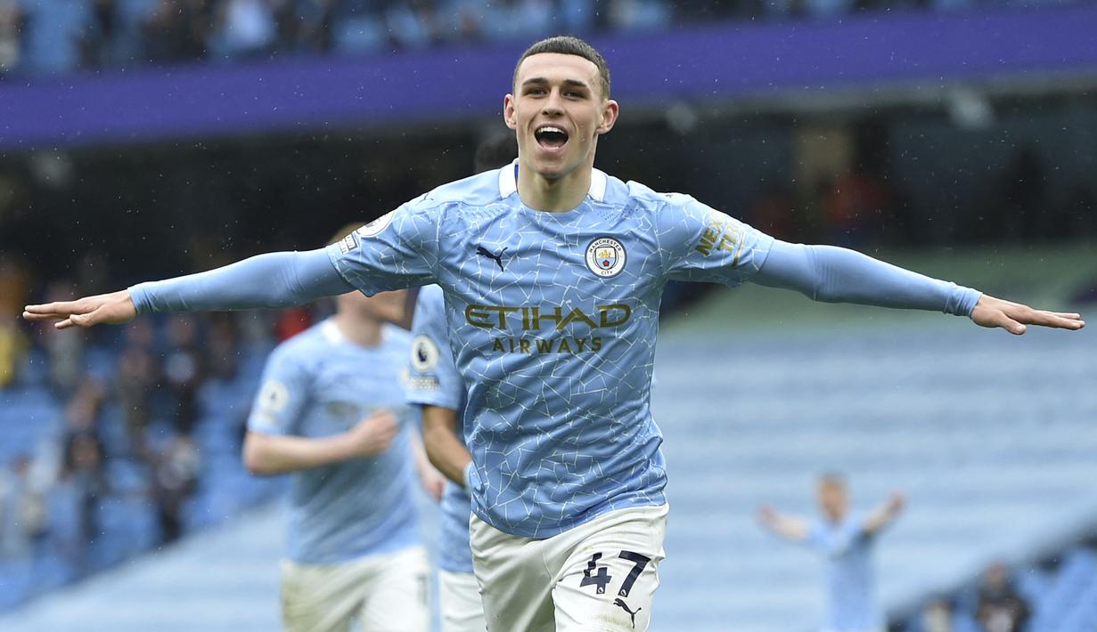 Phil Foden merupakan talenta muda yang berhasil bersinar berkat didikan Pep Guardiola. Pemuda 21 tersebut adalah seorang playmaker dengan kemampuan passing, dribbling, kecerdasan, dan visi yang sangat bagus. Tahun ini, ia sudah masuk ke dalam nominasi 30 besar peraih Ballon d'Or. (AFP/Peter Powell)
