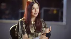 Chika Jessica membuat video tandingan Agnez Mo yang sedang melatih suaranya dengan bernyanyi diiringi petikan gitar.