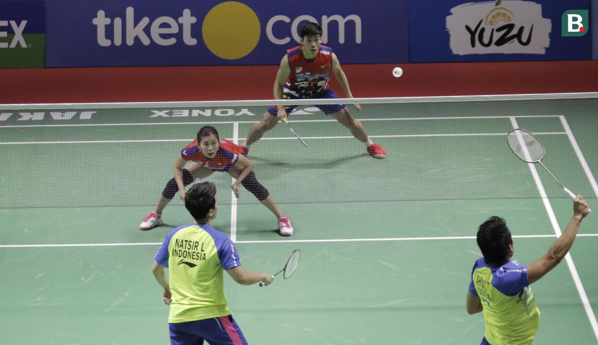 Pasangan Malaysia, Chan Peng Soon/Goh Liu Ying, saat melawan Tontowi Ahmad/Liliyana Natsir, pada final Indonesia Open 2018 di Istora Senayan, Jakarta, Minggu, (8/6/2018). Tontowi/Liliyana menang 21-17, 21-8. (Bola.com/M Iqbal Ichsan)