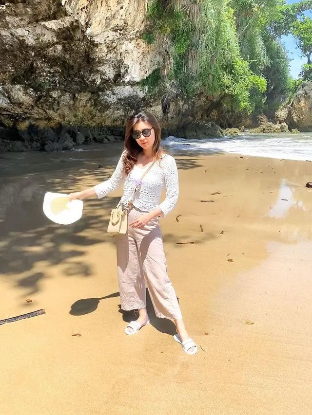 6 Potret Terbaru Hanna Sutiono Eks JKT48 Saat Liburan ke Pantai Ini Menawan