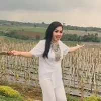 Syahrini sedang berada di tanah milik keluarganya di Sukabumi (Instagram/@princessyahrini)