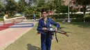 Harshwardhan Zala (14) membawa drone ciptaannya di Ahmedabad, India, 15 Januari 2017. Harshwardhan telah menandatangani kesepakatan dengan nilai kontrak 50 juta rupee atau Rp 9,8 miliar untuk membantu memproduksi drone secara komersial. (Sam Panthaky/AFP)