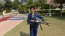 Harshwardhan Zala (14) membawa drone ciptaannya di Ahmedabad, India, 15 Januari 2017. Harshwardhan telah menandatangani kesepakatan dengan nilai kontrak 50 juta rupee atau Rp 9,8 miliar untuk membantu memproduksi drone secara komersial. (Sam Panthaky/AFP)