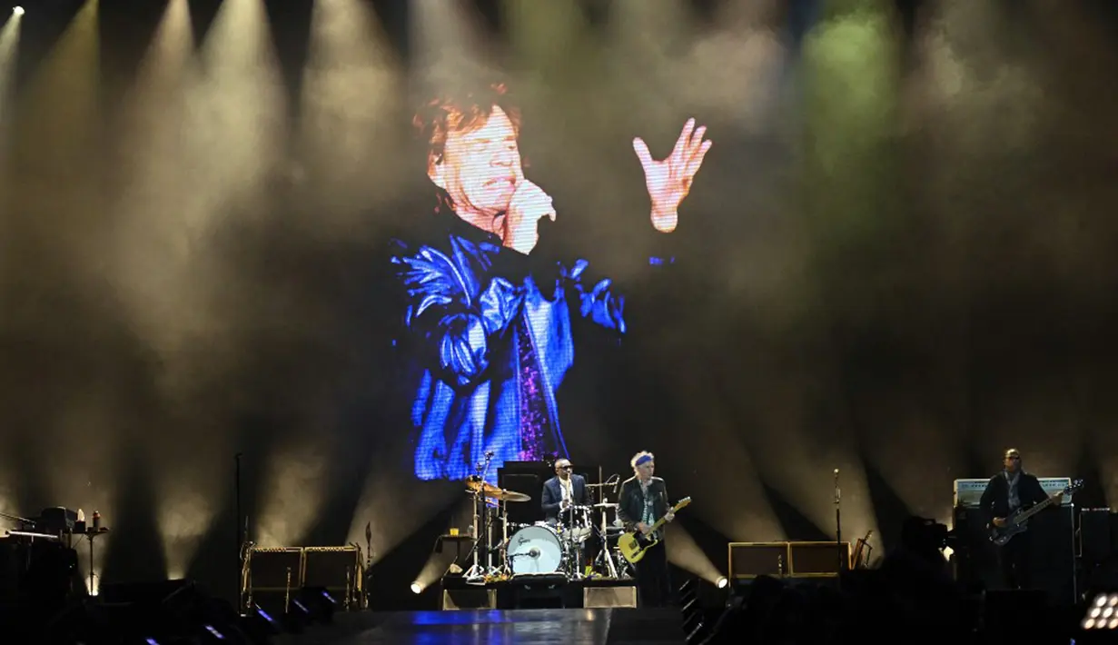 Band rock Inggris The Rolling Stones tampil pada konser Stones Sixty European Tour di Veltins Arena, Gelsenkirchen, Jerman, 27 Juli 2022. The Rolling Stones akan bermain di seluruh Eropa musim panas ini untuk merayakan 60 tahun spesial bersama – Mick, Keith, dan Ronnie. (INA FASSBENDER/AFP)