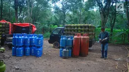 Barang bukti tumpukan tabung gas diamankan usai penggerebekan gas oplosan di hutan Rumpin, Kabupaten Bogor, Senin (19/2). Dari informasi yang diperoleh, oknum anggota TNI terlibat dalam pengoplosan gas tersebut. (Liputan6.com/Achmad Sudarno)