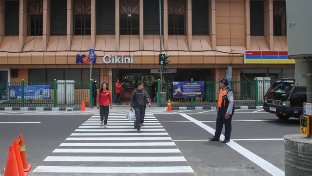 Permudah Mobilitas Pengguna Commuter Line di Stasiun Cikini, Pagar Dibuka dan Pelican Crossing Dipasang