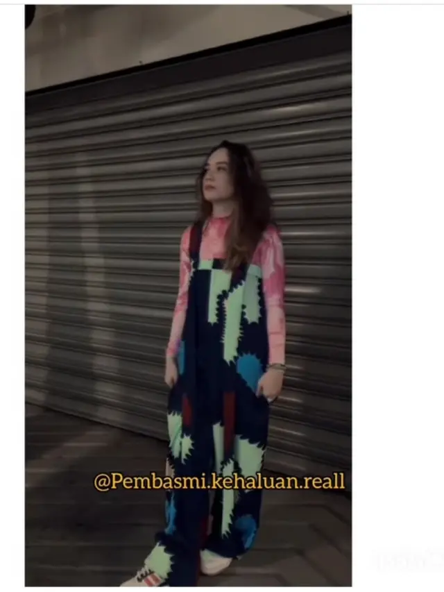 Putri Anne lepas hijab dalam sebuah konten (Foto: instagram pembasmi.kehaluan.reall/lambegosiip)