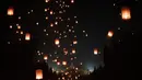 Menerangi malam dengan lampion merupakan bentuk penghormatan terhadap Sang Buddha dan ajaran sucinya. (YASUYOSHI CHIBA/AFP)