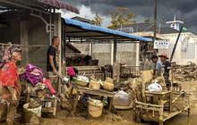 FOTO: Warga Mulai Bersihkan Rumah dari Material Lumpur Pascabanjir Bandang  Sumatera