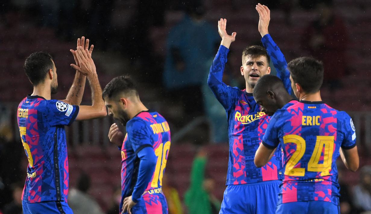 Lagkah Barcelona di Liga Champions 2021/2022 harus terhenti usai finis di posisi ke 3 klasemen akhir Grup E. Hal tersebut membuat Blaugrana harus turun kasta dan berlaga di Liga Europa atau Liga Malam Jumat untuk pertama kalinya sejak musim 2003/2004. (AFP/Lluis Gene)