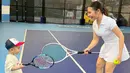 Sebagai salah satu selebriti yang sukses di dunia hiburan dan bisnis sejak muda. Prilly Latuconsina memang memiliki segudang hobi dan suka mencoba hal baru. Keseruannya bermain tenis dengan ditemani Cipung ini pun tidak luput dari sorotan karena keduanya yang tampil menggemaskan. (Liputan6.com/IG/@prillylatuconsina96)