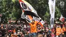 Jakmania mengibarkan bendera Persija saat penyerahan piala Liga I di depan Balai Kota, Jakarta, Sabtu (15/12). Persija kembali meraih juara Liga Indonesia setelah 17 tahun. (Liputan6.com/Herman Zakharia)