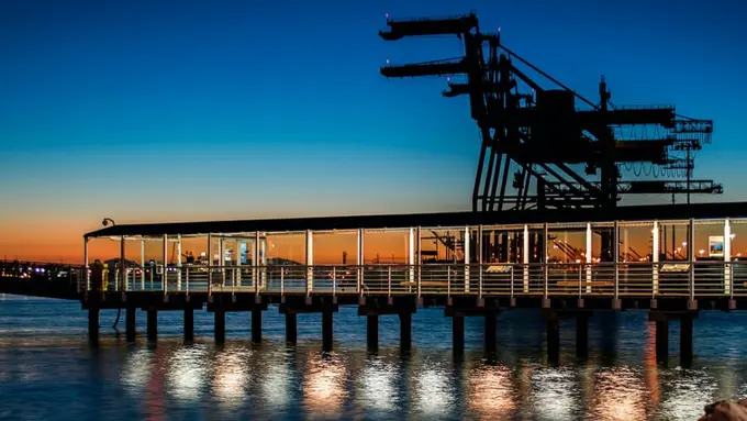 Ilustrasi tambang minyak tengah laut