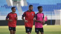 Pemain baru Arema FC, Valdeci Moreira (kiri) dan Paulinho Moccelin (tengah), berlatih di Stadion Kanjuruhan, Malang, Kamis (26/6/2025). (Bola.com/Iwan Setiawan)