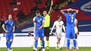 Wasit memberikan kartu merah kepada pemain Islandia, Birkir Saevarsson, saat melawan Inggris pada laga UEFA Nations League di Stadion Wembley, Kamis (19/11/2020). Inggris menang dengan skor 4-0. (Michael Regan/Pool via AP)