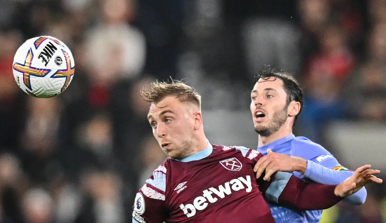 Striker West Ham United Jarrod Bowen (kiri) berebut bola dengan bek Bournemouth Adam Smith pada pekan ke-13 ajang Premier League di Stadion Olimpiade London, Selasa (25/10/2022) dini hari WIB. Bournemout tertahan di posisi 14 dengan nilai 13, hanya tertinggal satu angka dari West Ham. (Photo by Glyn KIRK / AFP)