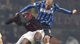 Penyerang AC Milan, Mario Balotelli (kiri) berebut bola udara dengan bek Inter Milan, Joao Miranda pada Liga Italia di Stadion San Siro, Milan (31/01/2016). AC Milan menang telak atas Inter Milan dengan skor 3-0. (REUTERS/Alessandro Garofalo)