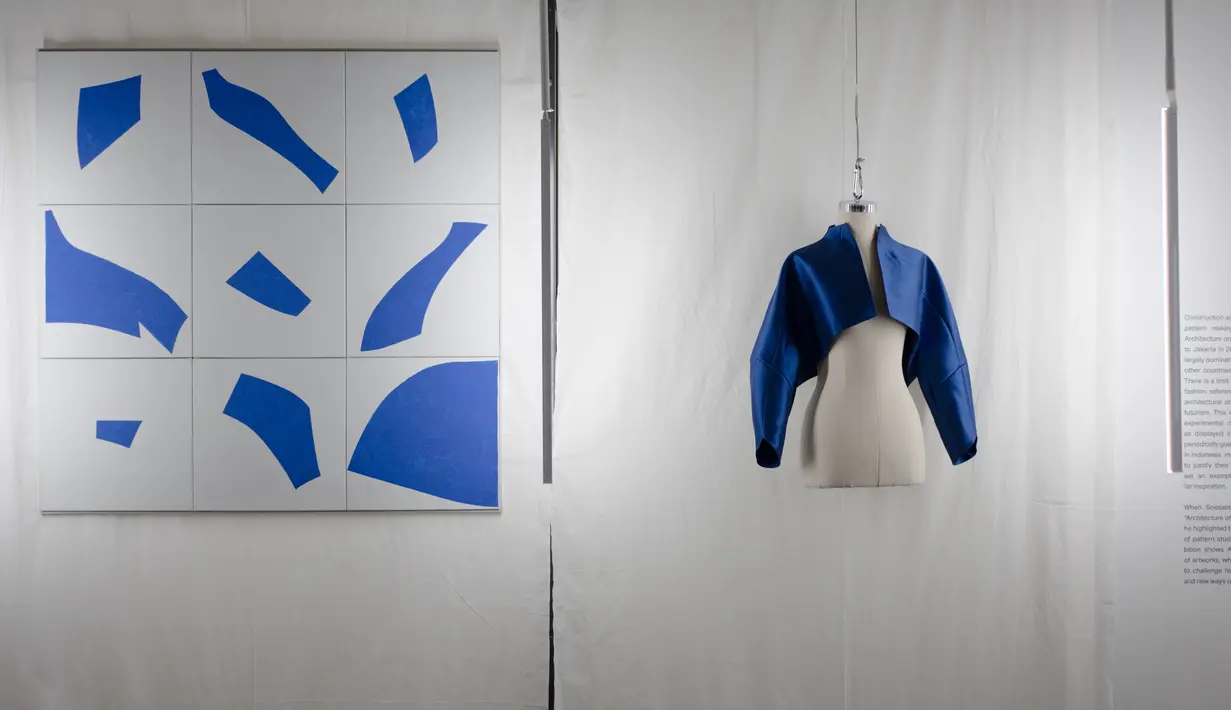 Pada tema Architecture, menggambarkan titik balik dalam riset Auguste untuk mencari diagram konstruksi yang 
eksperimental, yang mendorong batasan-batasan tradisional dalam pembuatan pola. Sementara Minimalism menggarisbawahi obsesi Auguste untuk membuat pakaian dari pola tunggal. [ Foto dok : Auguste Soesastro.]