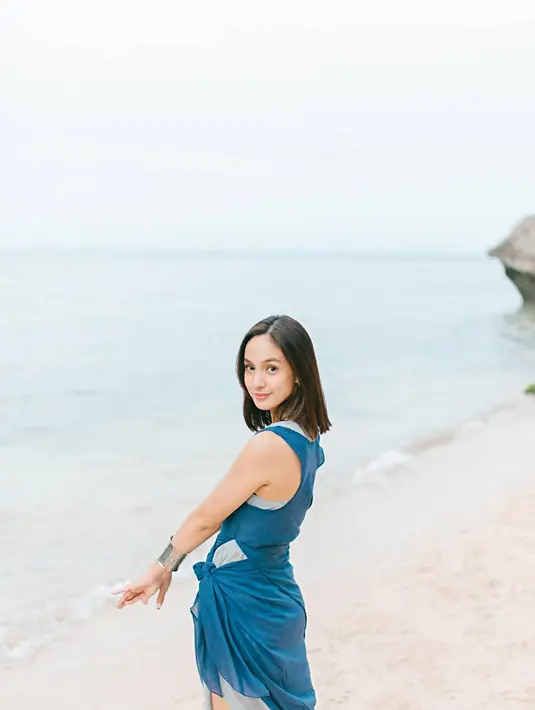 Di usianya yang sudah 25 tahun ini Nasya Marcella pun beberapa kali menjalani liburannya bersama kekasih. Seperti saat liburan ke pantai ini ia ditemani oleh kekasihnya yang bernama Radityo Pangaribowo. Sempat tertutup, namun kini hubungan keduanya pun kerap dipamerkan dalam media sosial Instagram masing-masing. (Liputan6.com/IG/@nasyamarcella)