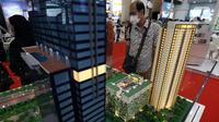 Pengunjung melihat maket hunian yang dipamerkan dalam pameran Indonesia Properti Expo di Jakarta Convention Centre, Jakarta, Minggu (15/5/2022). Tahun ini, Indonesia Property Expo atau IPEX 2022 menargetkan mayoritas konsumen dari kaum milenial dan first-home buyers dan menghadirkan lebih dari 225 proyek properti dari pengembang pilihan. (Liputan6.com/Johan Tallo)