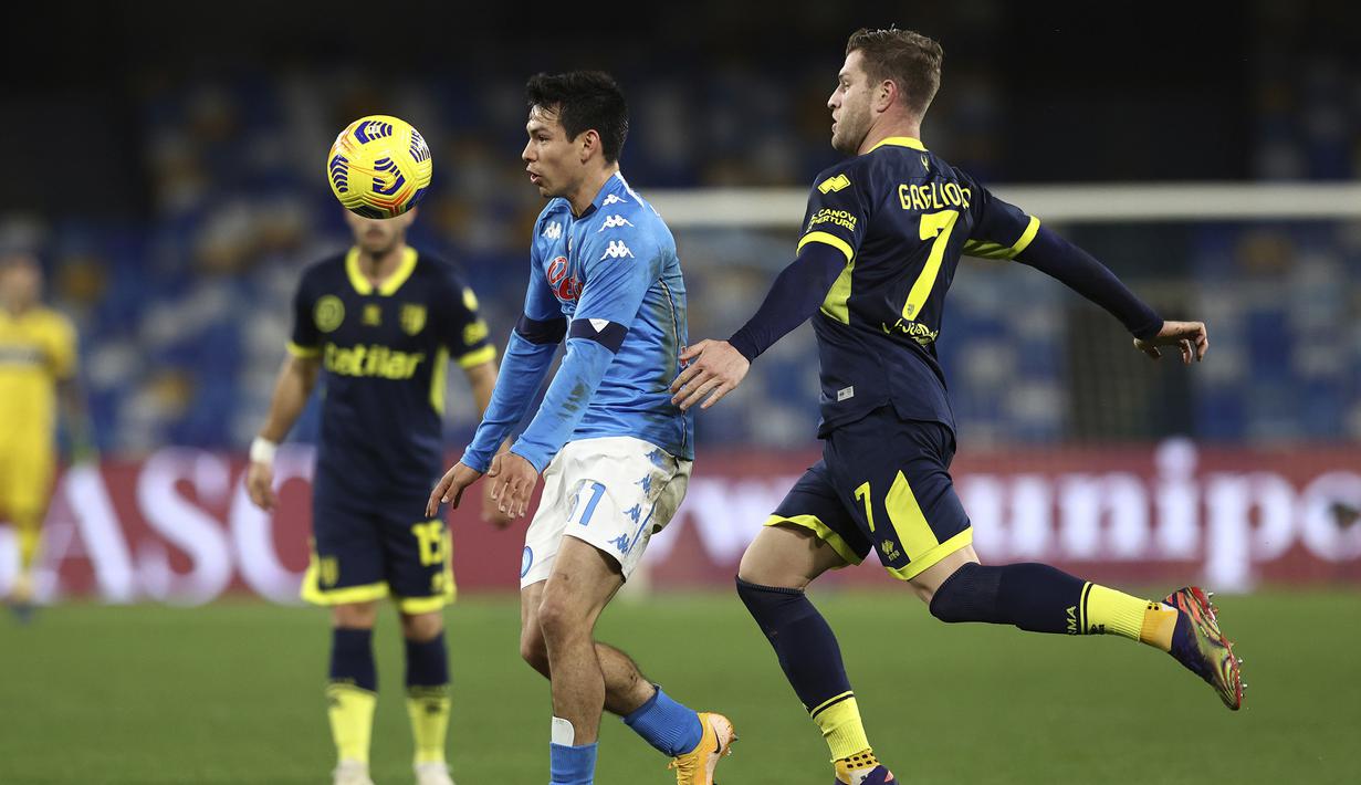 Striker Napoli, Hirving Lozano (kiri) menguasai bola dibayangi bek Parma, Riccardo Gagliolo dalam laga lanjutan Liga Italia 2020/21 pekan ke-20 di Diego Armando Maradona Stadium, Minggu (31/1/2021). Napoli menang 2-0 atas Parma. (LaPresse via AP/Alessandro Garofalo)