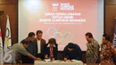 Ketua KOI, Erick Thohir (ketiga kanan) bersama mantan Ketua KOI, Rita Subowo menandatangani naskah serah terima jabatan di Gedung KOI Jakarta, Senin (23/11/2015). Erick Thohir resmi menjabat Ketua Umum KOI 2015-2019. (Liputan6.com/Helmi Fithriansyah)