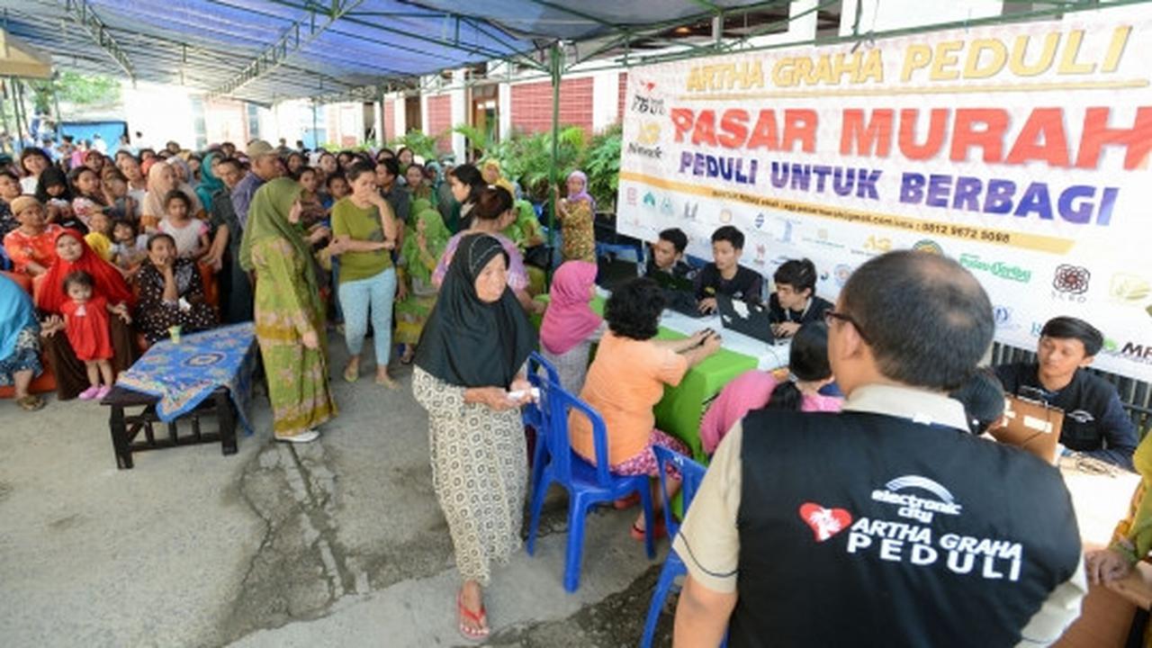 Warga serbu pasar sembako murah di Masjid Luar Batang