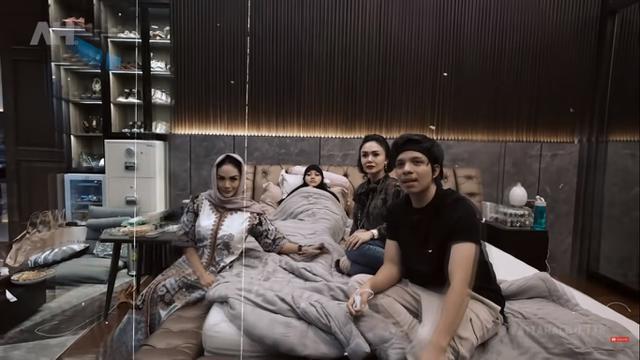 7 Potret Kebersamaan Krisdayanti dan Yuni Shara saat Jenguk Aurel di Momen Lebaran