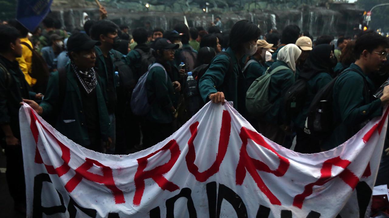 FOTO: Ribuan Mahasiswa Gelar Aksi Indonesia Gelap, Soroti Kebijakan Prabowo-Gibran yang Dinilai Rugikan Rakyat