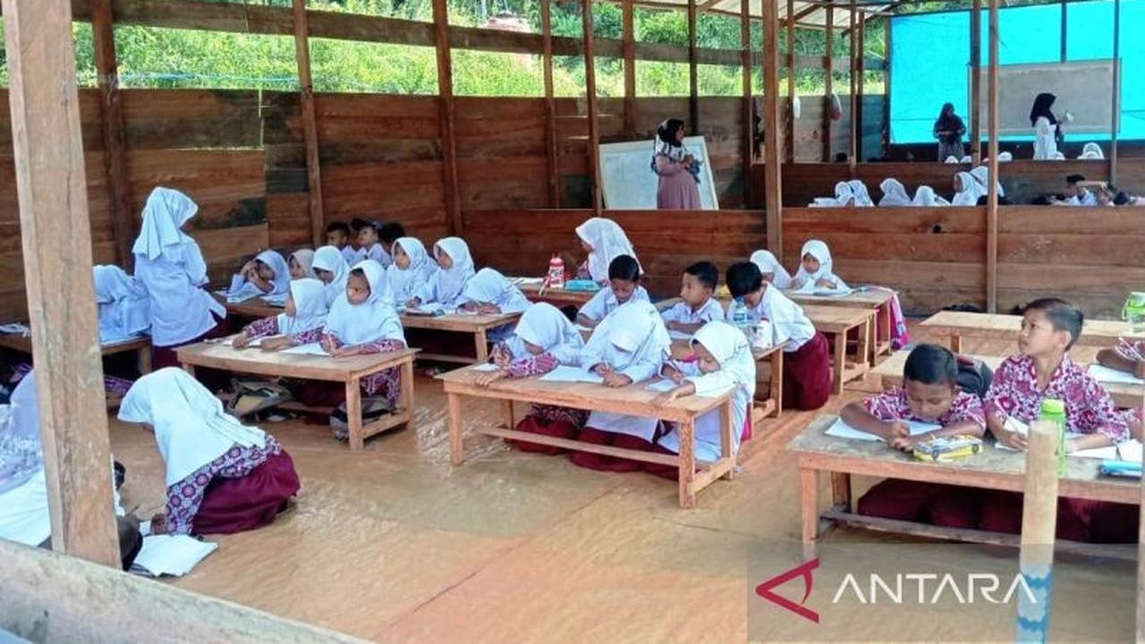 Siswa Nagan Raya Belajar di Tenda Darurat, Pendidikan Tetap Berlanjut Pasca-Banjir