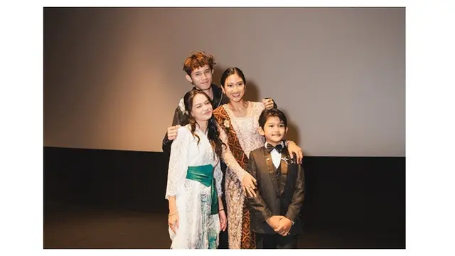 5 Potret Anggun Claresta Taufan di Gala Premiere Film Pangku, Pakai Kebaya Brokat