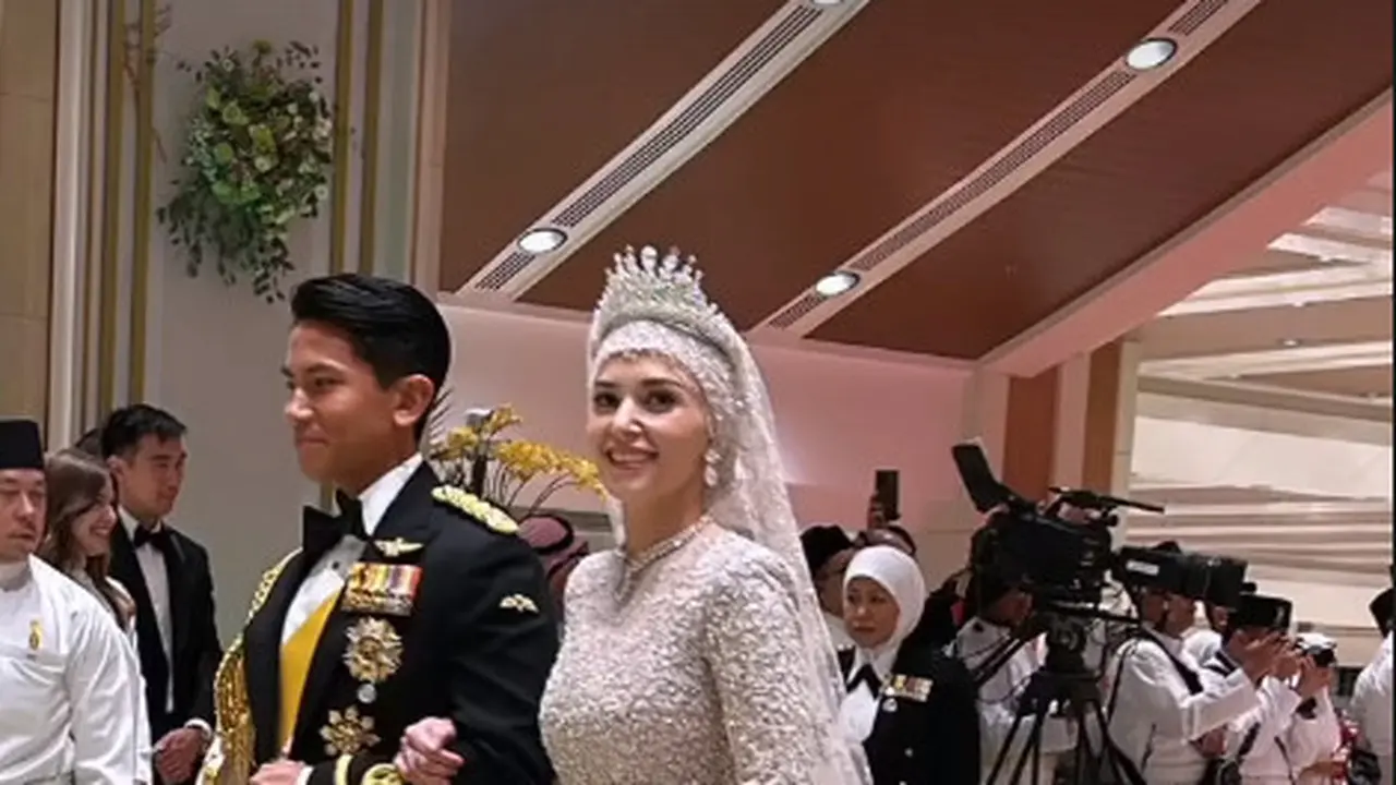 Detail Gaun Anisha Rosnah yang Glamor Maksimal Bertabur Berlian di Majlis Persantapan Diraja, Kontras dengan Makeup Minimalis