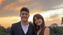 Sementara sang kekasih, dr. Tyler Bigenho terlihat tampan dengan setelan jas semi formal [@aurelie]