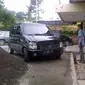 Inilah mobil Kapolsek Gunungpati, Semarang, yang sempat dihantam parang. (Liputan6.com/Edhie Prayitno Ige)