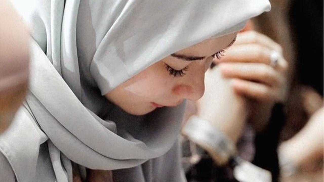 Potret Iris Wullur Ikut Kajian Bertajuk Titik Terendah, Nangis dan Peluk Sahabat