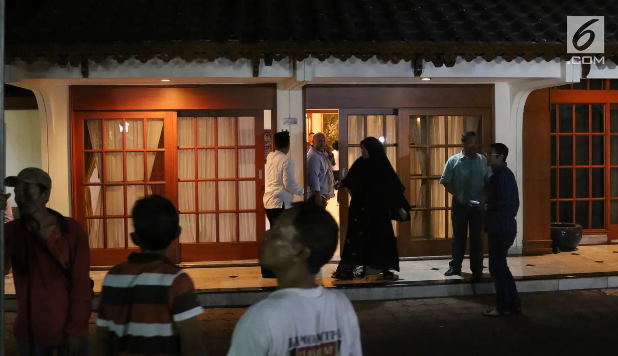 Sejumlah orang melakukan persiapan untuk menyambut jenazah almarhum Presiden RI ke-3 BJ Habibie di kediamannya di Patra Kuningan, Jakarta Selatan, Rabu (11/9/2019). BJ Habibie meninggal dunia setelah menjalani perawatan di RSPAD. (Liputan6.com/Angga Yuniar)