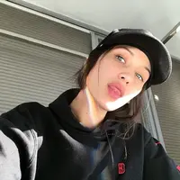 Bella Hadid dan The Weeknd memang selalu pamer kemesraan saat masih menjadi sepasang kekasih. Tak heran jika Bella merasa sakit hati saat mengetahui mantan pacarnya itu begitu cepat jalin hubungan baru dengan Selena Gomez. (Instagram/bellahadid)