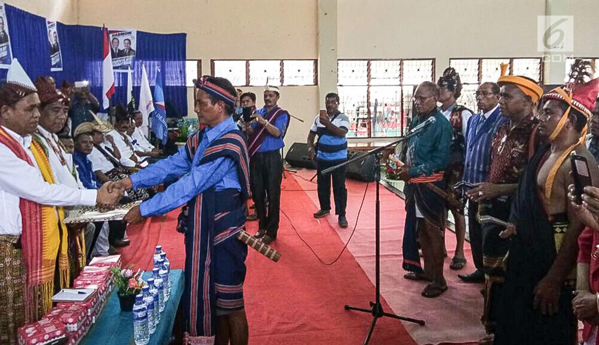 Cagub dan Cawagub NTT Benny K Harman dan Benny Litelnoni mendapat Dukungan Masyarakat Sumba saat penyambutan Ritual Potong Kerbau, di tanah Sumba Daya Barat, Rabu (7/2). (Liputan6.com/Pool/Dodi)