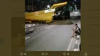 Kontainer yang Mengangkut Dump Truk Nyangkut di JPO Halte Bea Cukai, Jakut