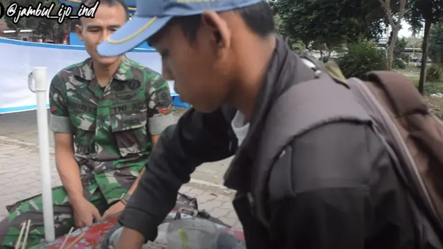 Demi Menjaga Ibunya, Pemuda Ini Rela Mengubur Impian jadi TNI