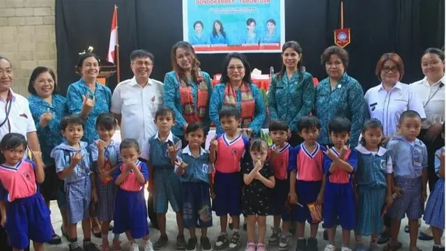 Tingkatkan Peran Perempuan, Rita Dondokambey Serahkan Bantuan kepada Warga Desa di Minahasa Utara
