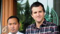 Stuart Colin memberikan keterangan kepada awak media usai menghadiri sidan cerainya di Pengadilan Agama Jakarta Selatan, Senin (12/10/15). Belum diketahui alasan Rezty Tagor tidak hadir saat persidangan tersebut. (Liputan6.com/Faisal R Syam)