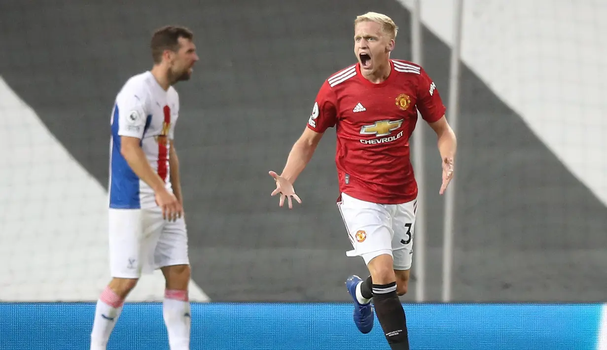 Sama seperti Antony, Donny van de Beek direkrut Manchester United dari Ajax Amsterdam. Ia melakoni debutnya saat melawan Crystal Palace di Liga Inggris musim 2020/2021. Pada penampilan perdananya tersebut, van de Beek sukses mencetak satu dari tiga gol untuk kemenangan Setan Merah. (AFP/Martin Rickett)