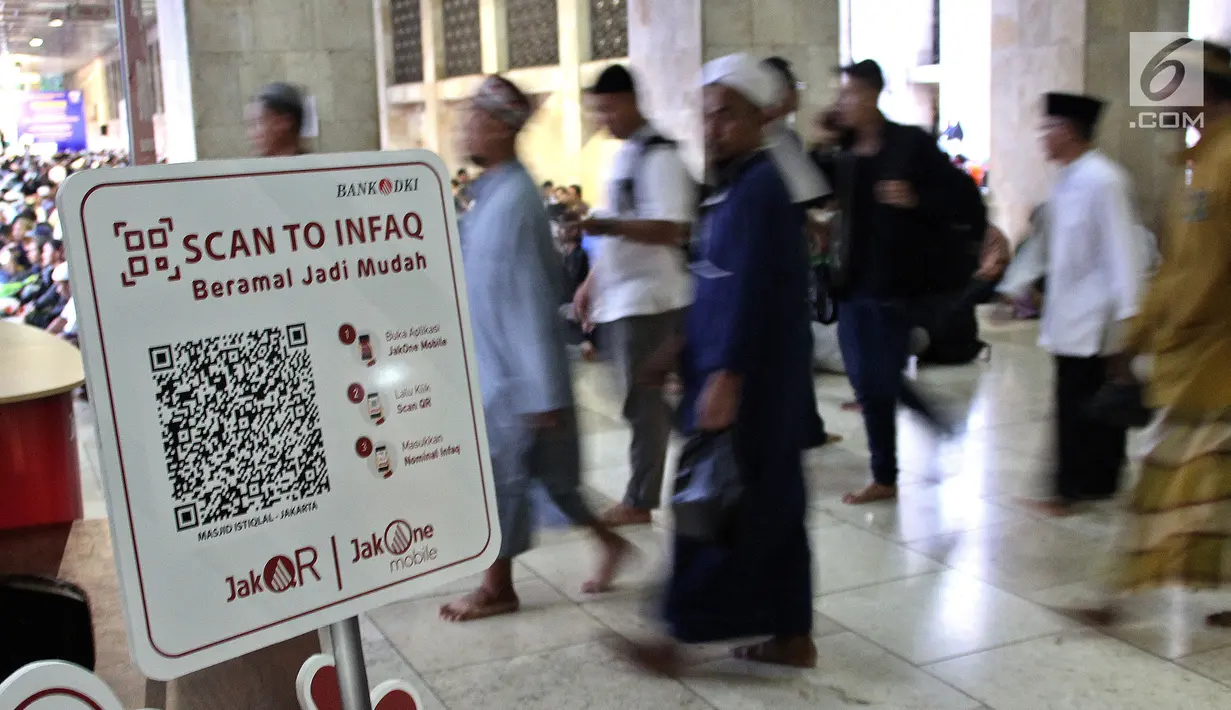Sebuah papan pembayaran Infaq non tunai berada di counter Masjid Istiqlal, Sabtu (11/5/2019). Bank DKI terus mendorong penerapan transaksi non tunai menggunakan Scan to Infaq dari JakOne Mobile Bank DKI dengan menggandeng sejumlah masjid di Jakarta untuk menjadi mitra JakQR. (Liputan6.com/HO/Budi)
