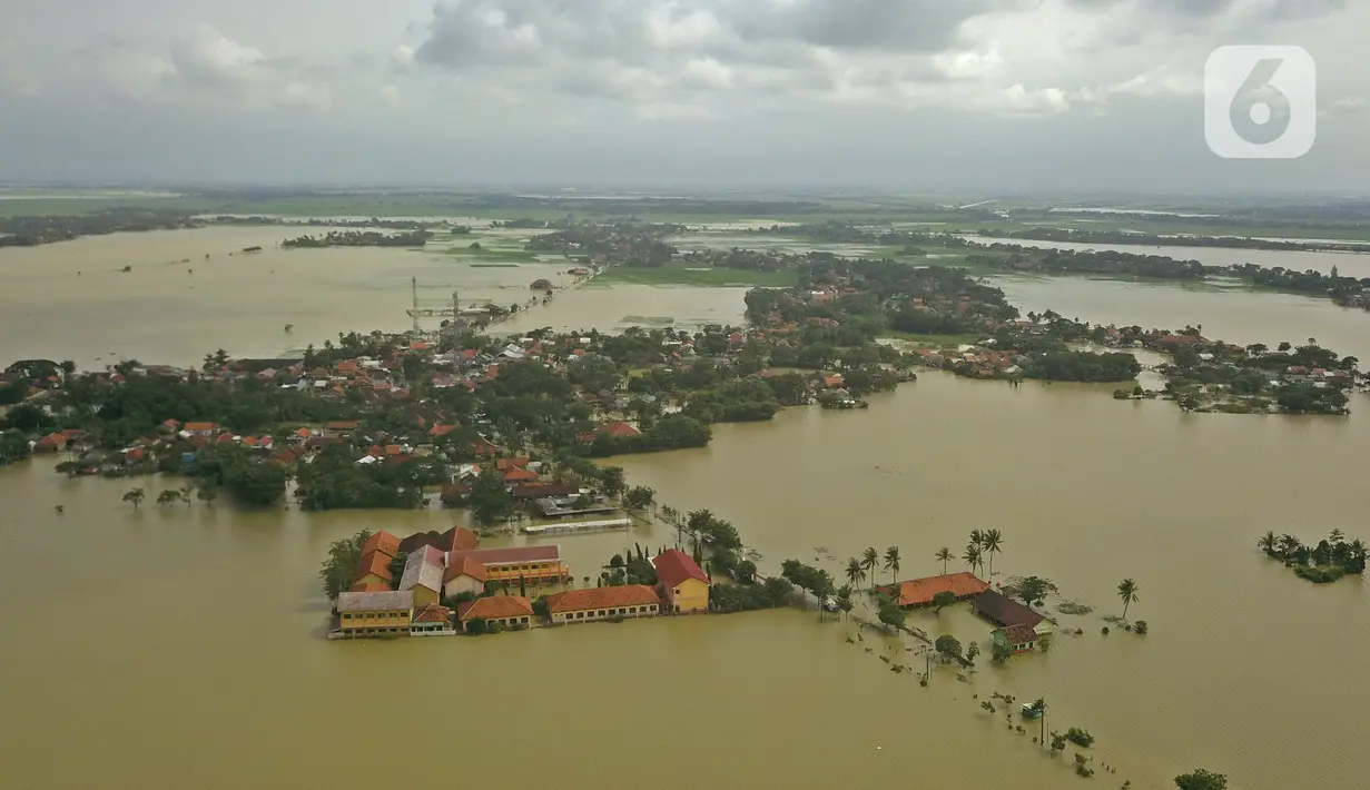 Suasana banjir di Desa Sukalaksana Kabupaten Bekasi, Jawa Barat, Senin (22/02/2021). Banjir tersebut akibat luapan sungai Citarum yang tanggulnya jebol. (Liputan6.com/Herman Zakharia)