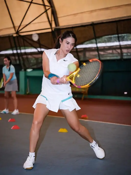 <p>Pesona Dian Sastrowardoyo tak luntur saat sedang berkeringat karena olahraga, justru aura cantiknya makin terpancar dan dikagumi. (FOTO: instagram.com/therealdisastr/)</p>